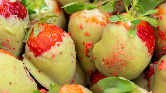 Vegane Matcha Schoko Erdbeeren