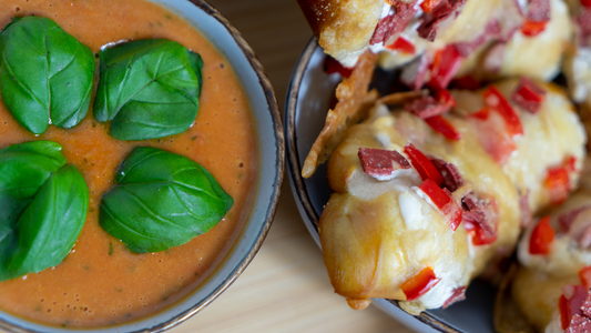 Vegane Pizza-Laugenstangen mit Tomatendip