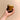 Zubereiteter Cappuccino mit Schaumkrone wird von einer Hand ins Bild gehalten – serviert im Glas