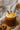 Pumpkin Daolgona mit cremigem Topping und Zimtstange