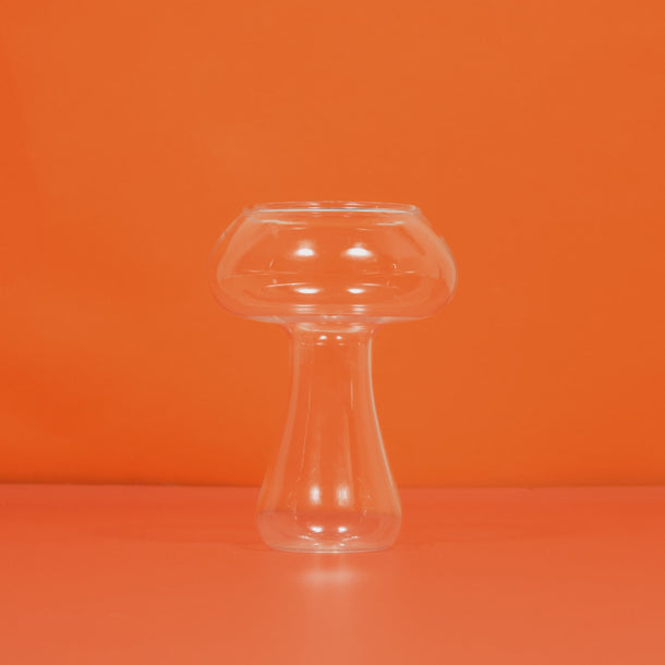 Ein Glas, das sich nacheinander mit Zutaten füllt und sich in einen fertigen Chagaccino verwandelt.