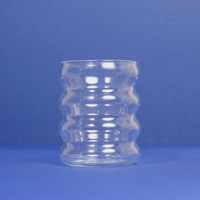 Ein Glas, das sich nacheinander mit Zutaten füllt und sich in einen fertigen Vanilledrink verwandelt.