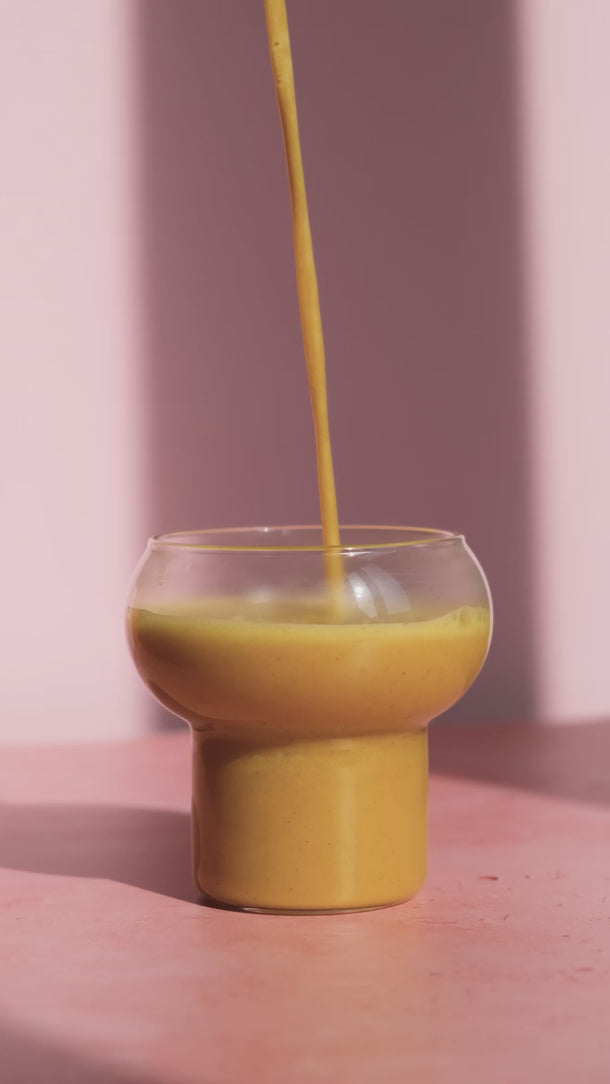 Happy Gut wird in ein Glas gegossen – das Glas füllt sich langsam.