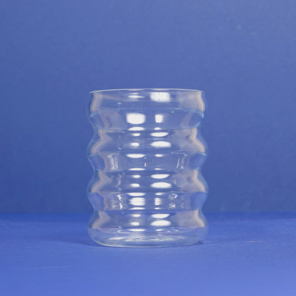 Ein Glas, das sich nacheinander mit Zutaten füllt und in einen fertigen Vanilledrink verwandelt.