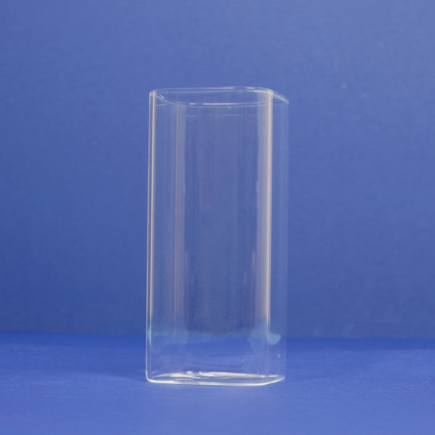 Ein Glas, das sich nacheinander mit Zutaten füllt und sich in einen fertigen Haferdrink verwandelt.