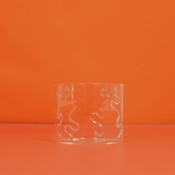 Ein Glas, das sich nacheinander mit Zutaten füllt und in einen fertigen Happy Gut verwandelt.