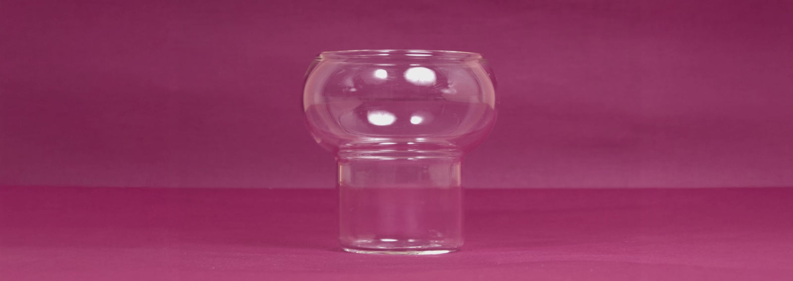 Ein Glas, das sich nacheinander mit Zutaten füllt und sich in einen fertigen Ever Shot verwandelt