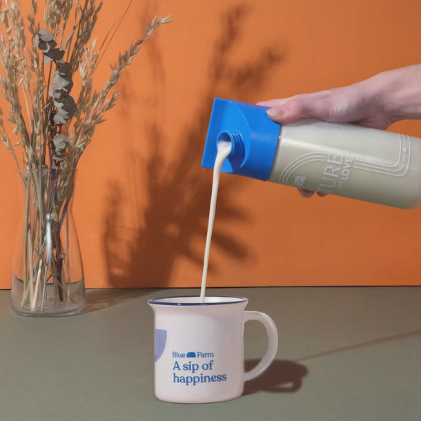 Hafermilch wird ausgeschenkt aus der Forever Bottle in die Tasse